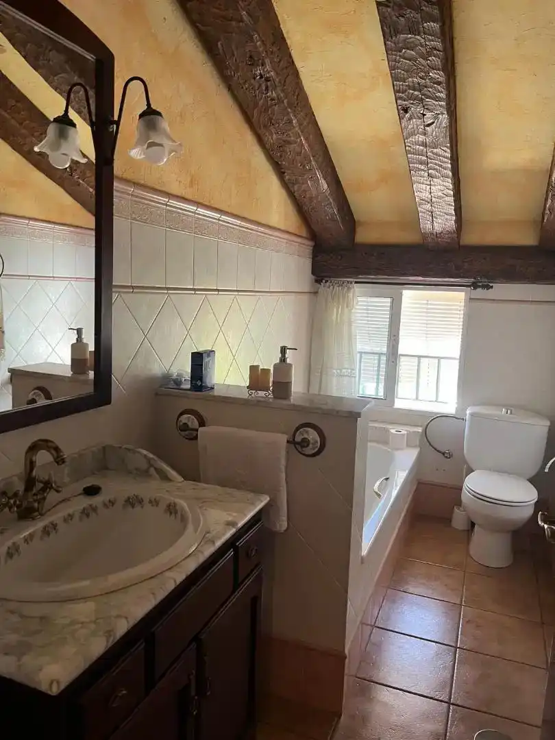Bany de Casa o xalet en venda en Almedinilla amb Aire condicionat, Piscina i Balcó