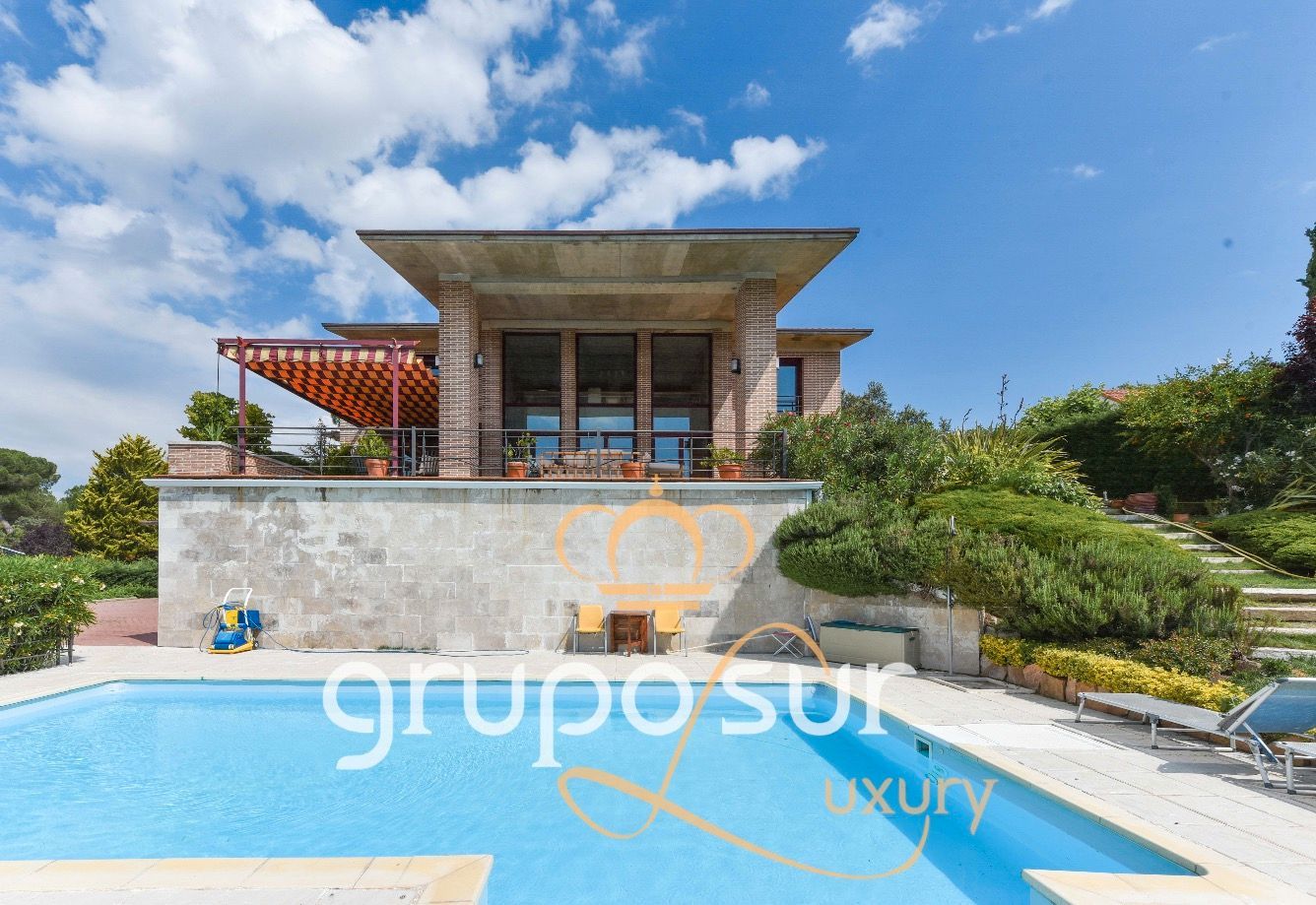 Vista exterior de Casa o xalet en venda en Tudela de Duero amb Calefacció, Jardí privat i Parquet