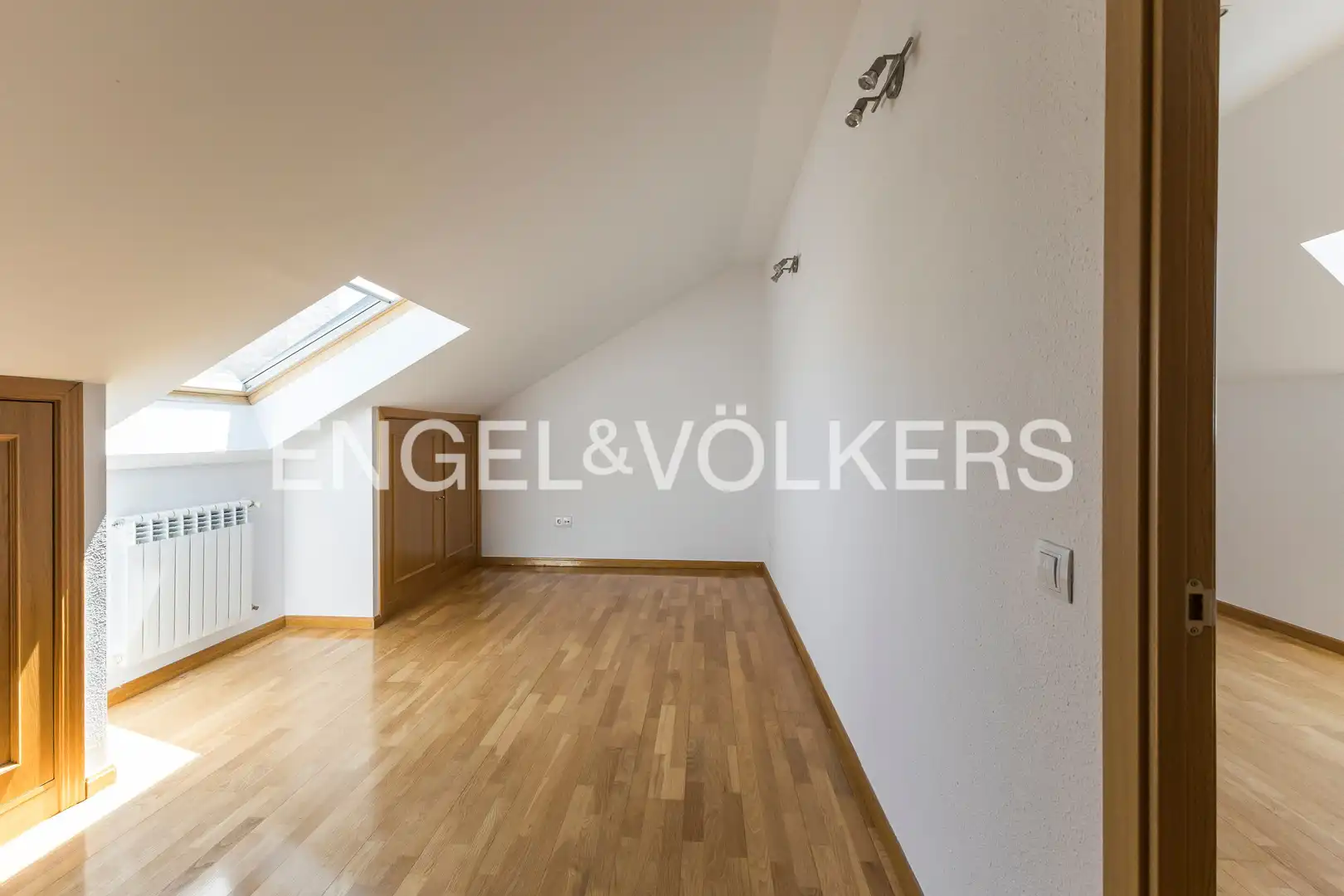 Wohnzimmer von Einfamilien-Reihenhaus zum Verkauf in Villanueva del Pardillo mit Klimaanlage, Heizung und Privatgarten