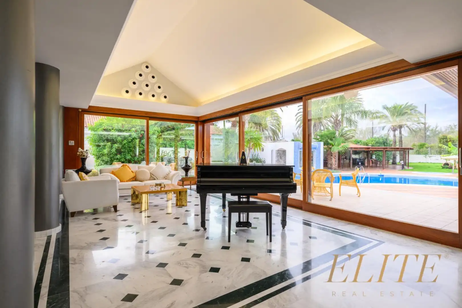 Sala d'estar de Casa o xalet en venda en San Bartolomé de Tirajana amb Jardí privat, Terrassa i Piscina