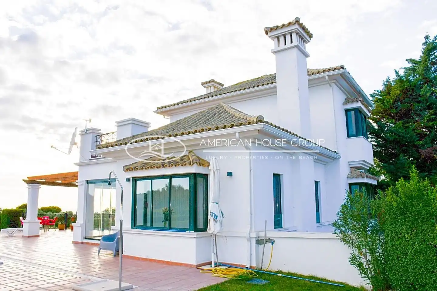 Vista exterior de Casa o xalet en venda en Arcos de la Frontera amb Aire condicionat, Calefacció i Jardí privat