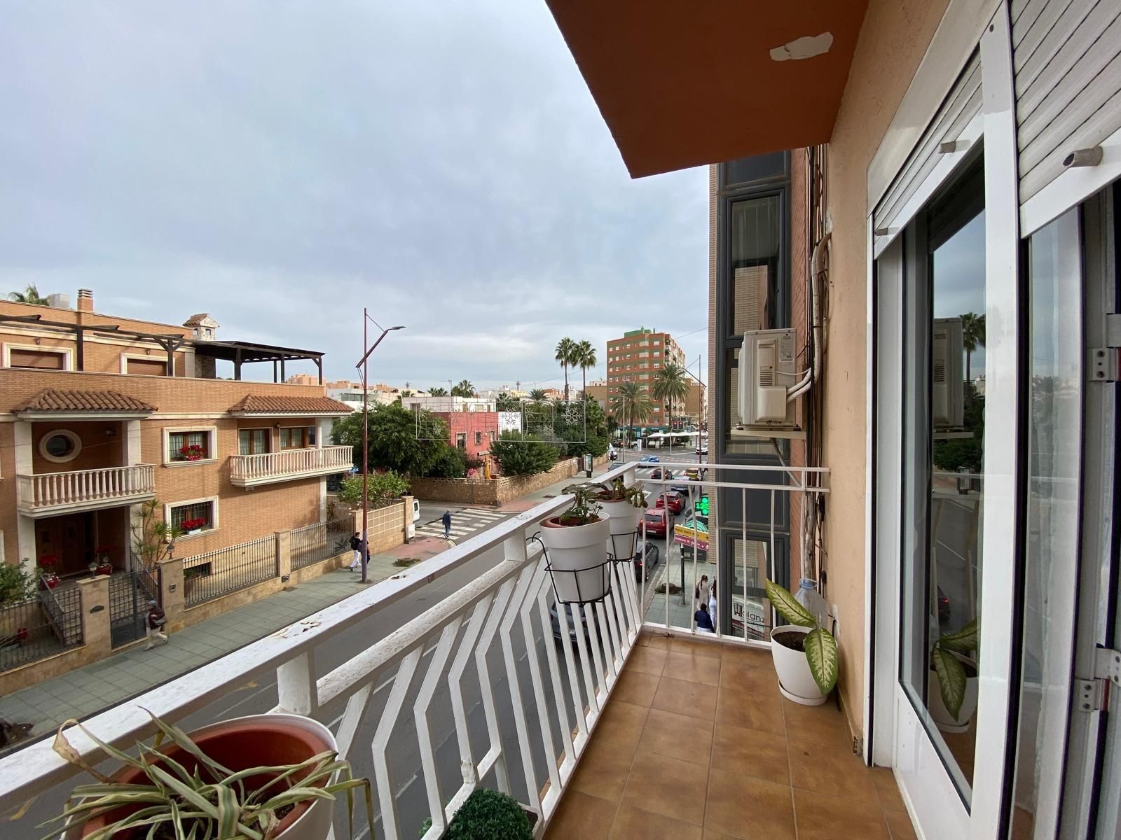 Vista exterior de Pis de lloguer en  Almería Capital amb Terrassa i Moblat