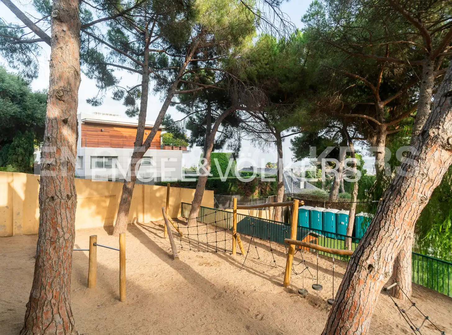 Vista exterior de Casa o xalet en venda en Barcelona amb Calefacció, Jardí privat i Terrassa