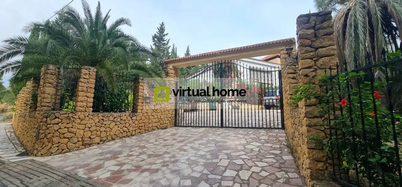 Vista exterior de Casa o xalet en venda en Benidorm amb Traster, Piscina i Moblat