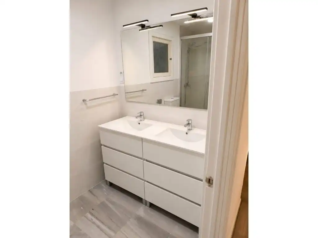 Baño de Piso de alquiler en Benidorm con Aire acondicionado y Amueblado