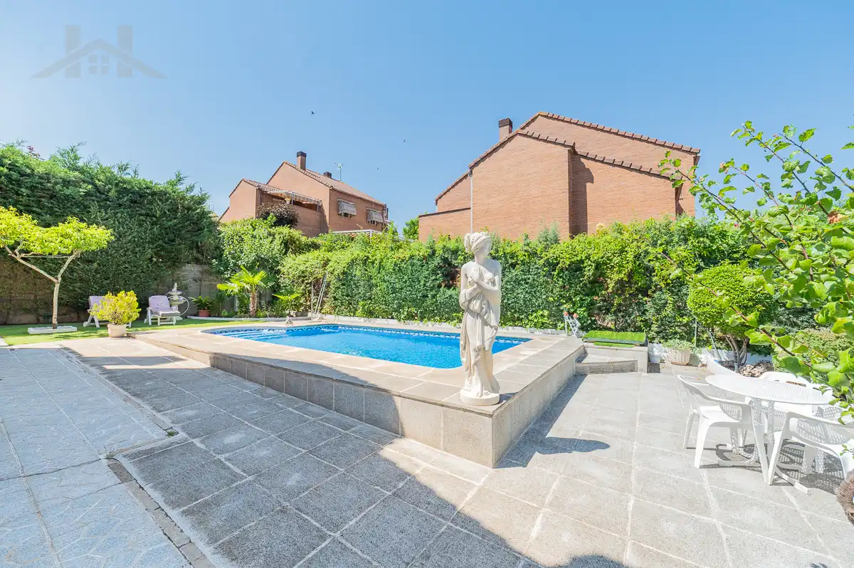 Swimming pool of Houses for sale in Arroyomolinos (Madrid)  with Air Conditioner, Heating and Private garden