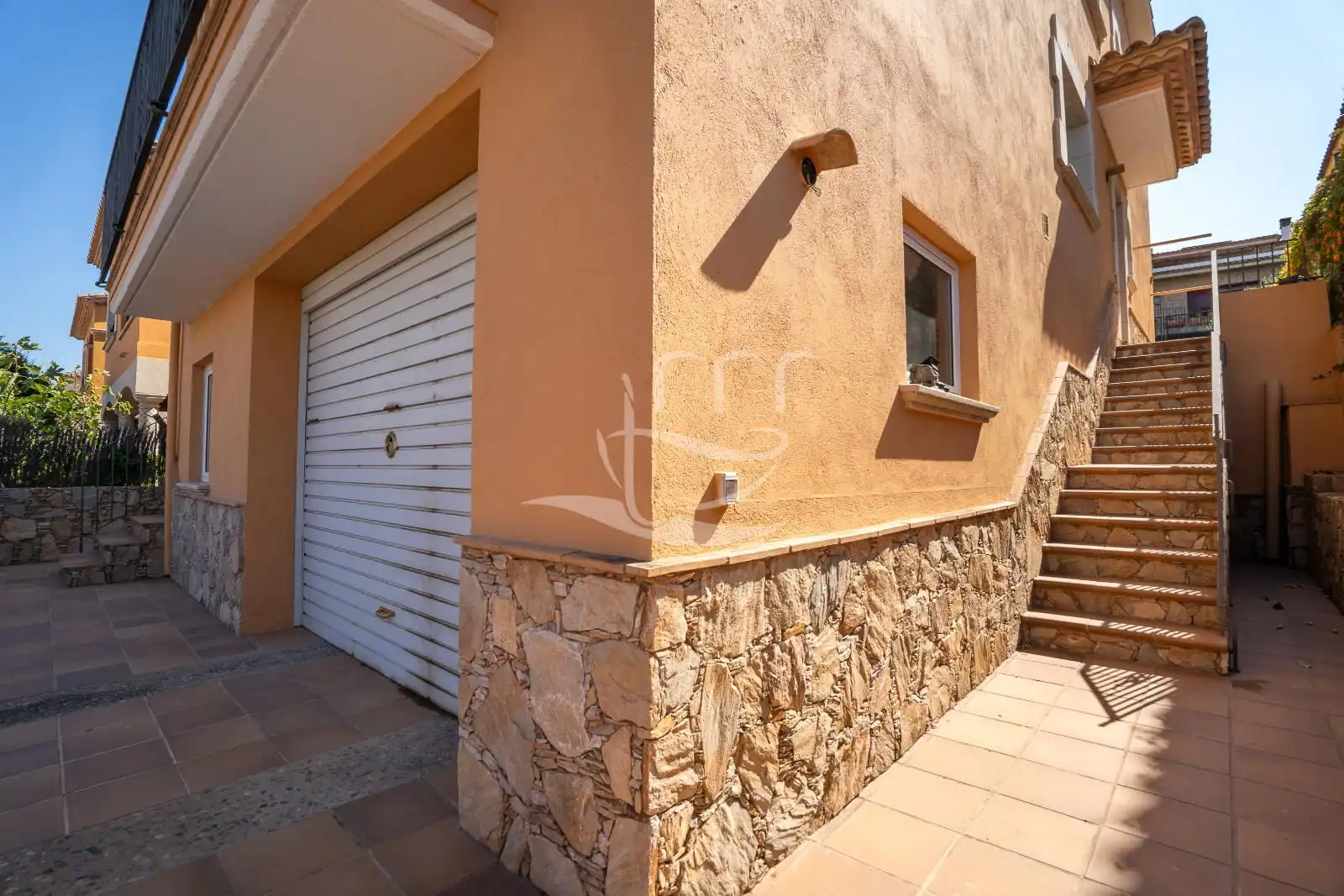 Vista exterior de Casa adosada en venta en Mont-ras con Calefacción, Jardín privado y Terraza