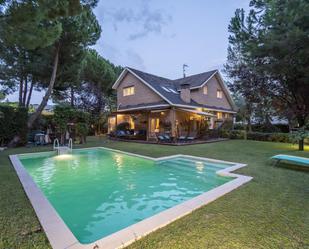 Piscina de Casa o xalet en venda en Las Rozas de Madrid amb Aire condicionat, Terrassa i Piscina