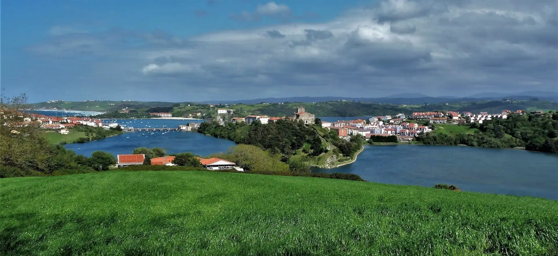 Vista exterior de Casa o chalet en venta en San Vicente de la Barquera con Jardín privado