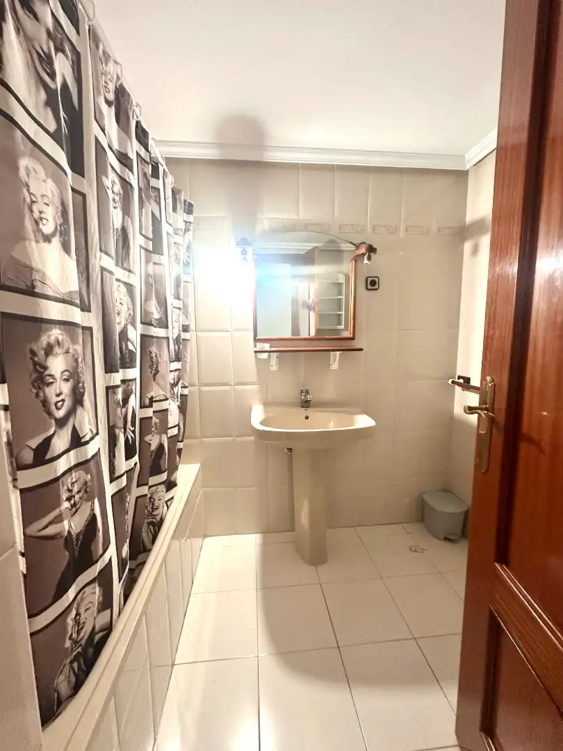 Baño de Piso en venta en Madrid con Calefacción, Trastero y Horno