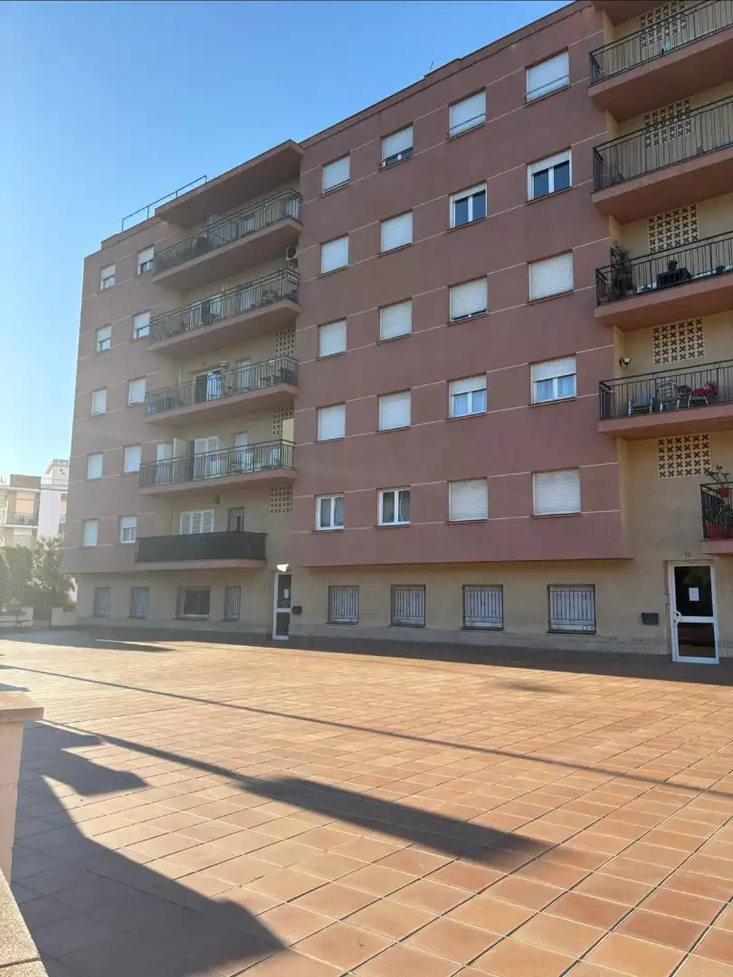 Außenansicht von Wohnung zum Verkauf in Sitges mit Terrasse, Abstellraum und Balkon