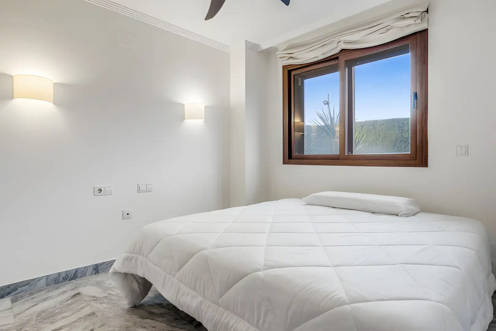 Schlafzimmer von Erdgeschoss zum Verkauf in Marbella mit Klimaanlage, Terrasse und Schwimmbad