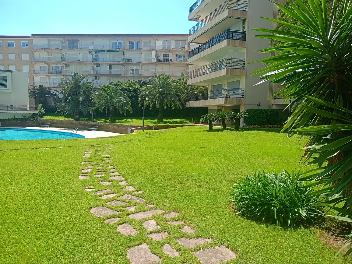 Piscina de Apartament de lloguer en Gandia amb Aire condicionat, Terrassa i Moblat