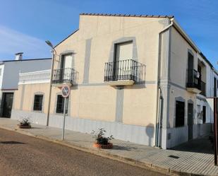 Vista exterior de Casa adosada en venda en Pueblonuevo del Guadiana amb Terrassa