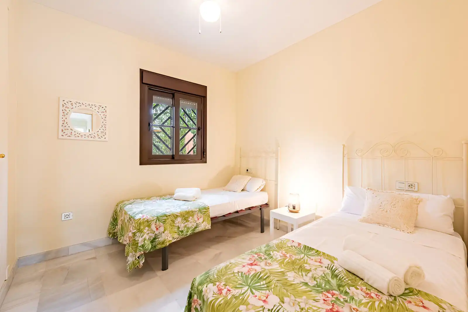Schlafzimmer von Erdgeschoss zum Verkauf in Estepona mit Klimaanlage, Terrasse und Abstellraum