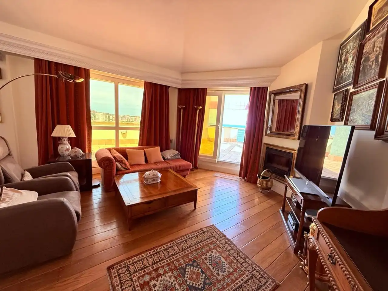 Sala de estar de Ático en venta en Castro-Urdiales con Calefacción, Parquet y Terraza