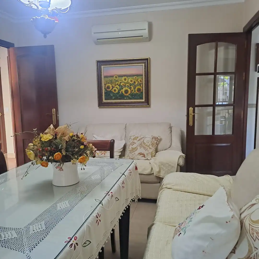 Sala d'estar de Casa adosada en venda en Dos Hermanas amb Aire condicionat, Traster i Piscina comunitària