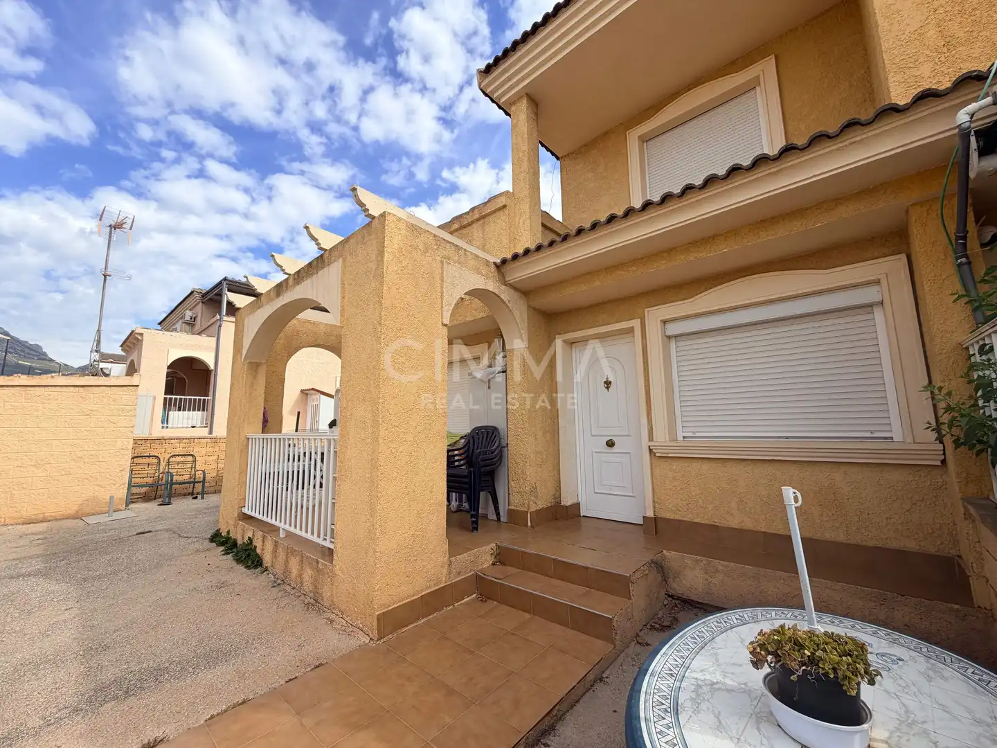 Vista exterior de Casa adosada en venta en La Nucia