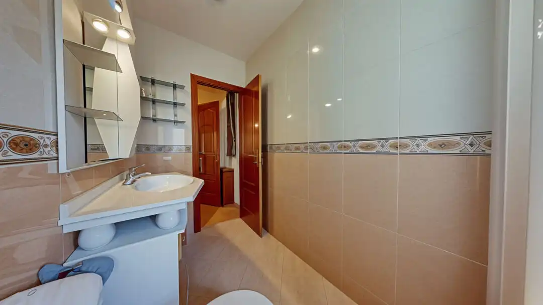 Badezimmer von Wohnung zur Miete in Madrid mit Klimaanlage, Heizung und Terrasse
