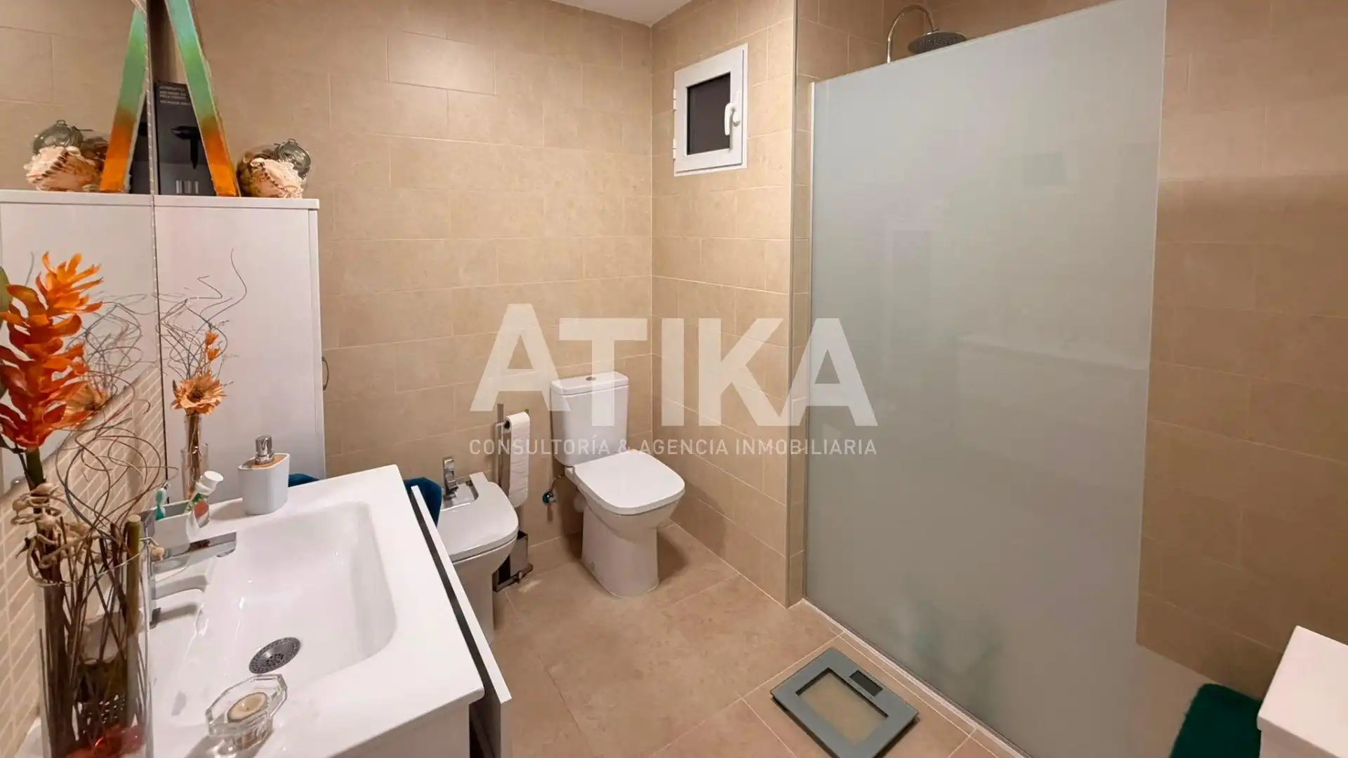 Bathroom of Flat for sale in Ontinyent  with Air Conditioner, Heating and Parquet flooring