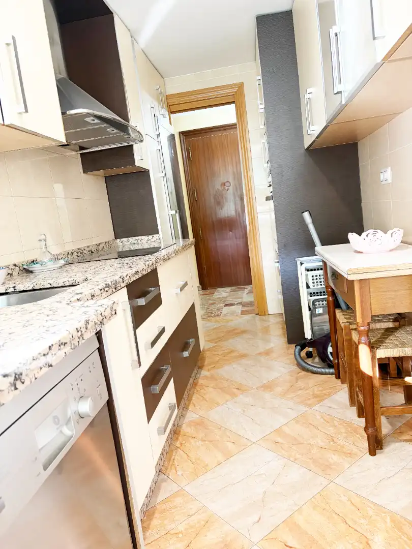 Cuina de Pis de lloguer en Granada amb Calefacció, Moblat i Forn