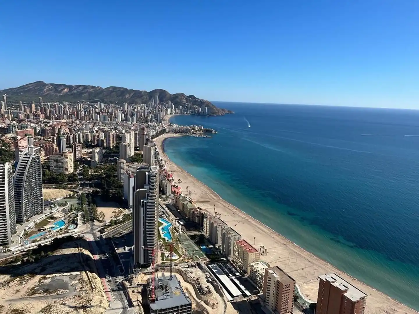 Vista exterior de Casa o xalet de lloguer en Benidorm amb Aire condicionat, Jardí privat i Moblat