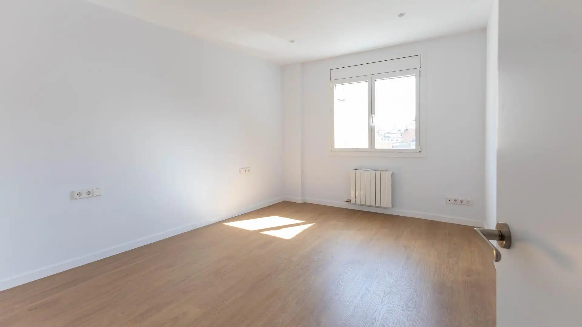Schlafzimmer von Wohnung zum Verkauf in Barcelona mit Klimaanlage, Heizung und Terrasse