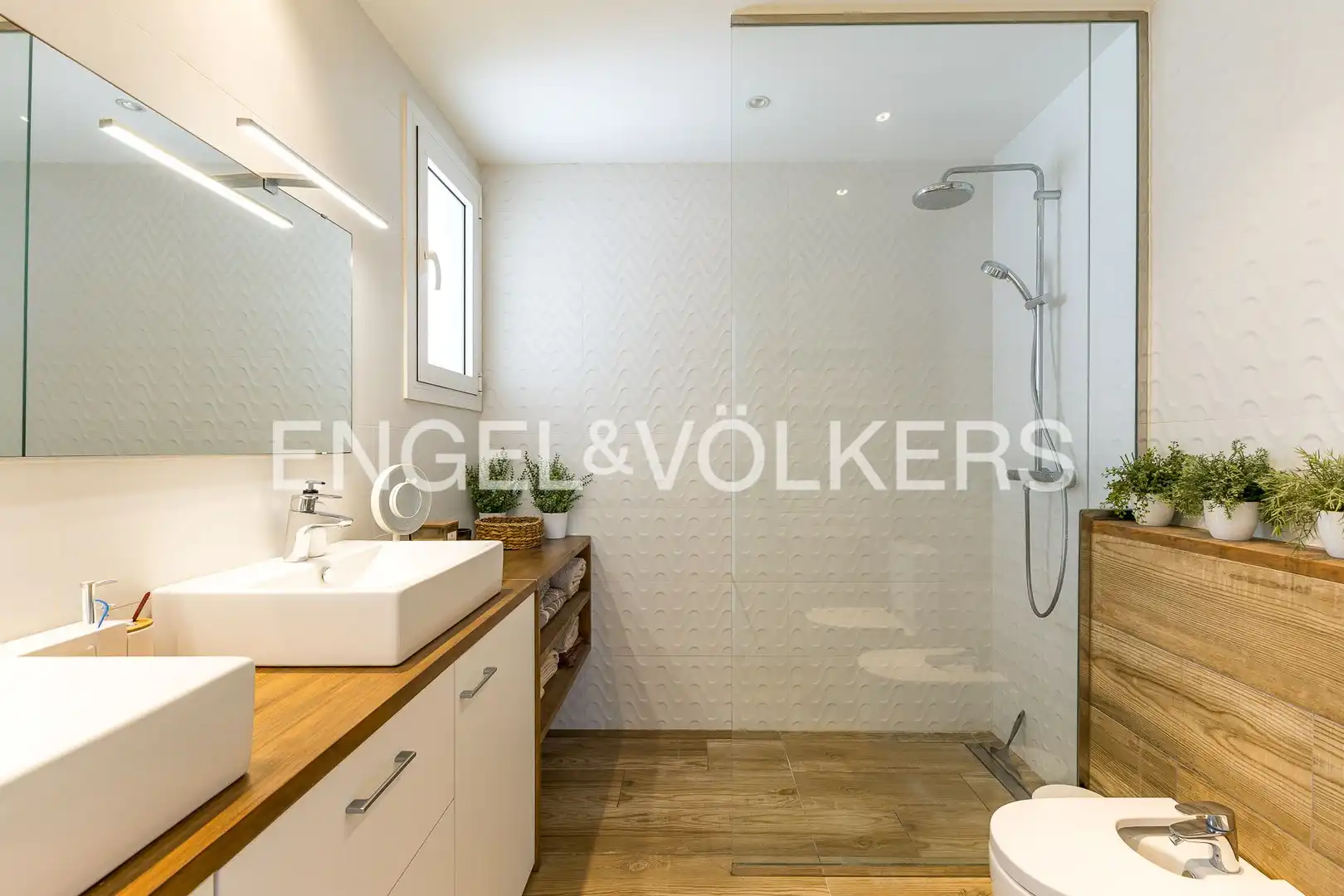 Baño de Casa o chalet en venta en Vilanova i la Geltrú con Aire acondicionado, Calefacción y Jardín privado