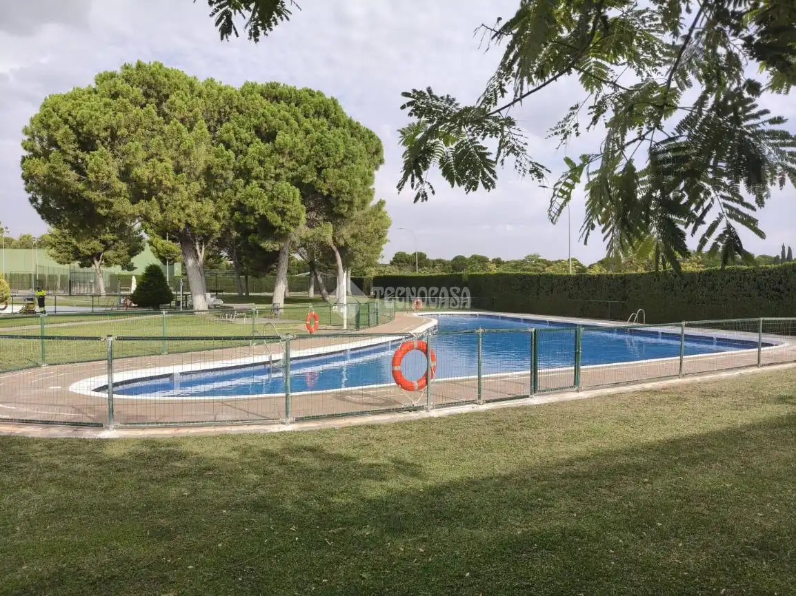 Piscina de Casa adosada en venda en Zaragoza amb Piscina comunitària