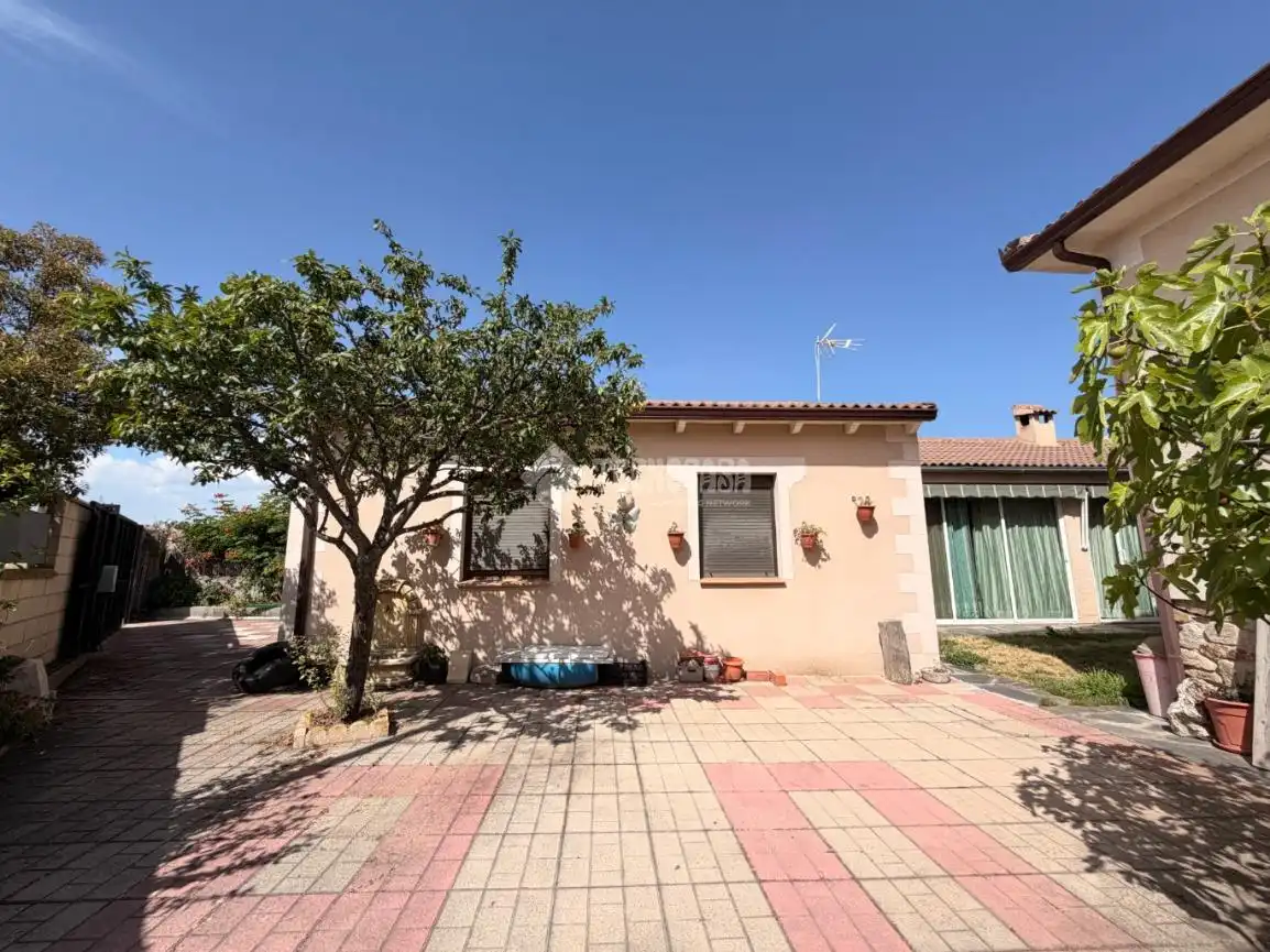 Vista exterior de Casa adosada en venta en Segovia con Calefacción