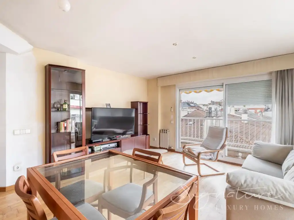 Living room of Attic for sale in Sant Cugat del Vallès  with Air Conditioner, Terrace and Swimming Pool