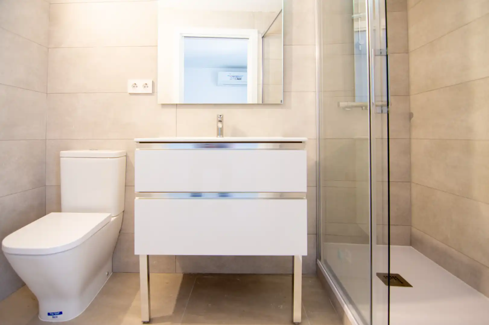 Badezimmer von Dachboden zur Miete in Castelldefels mit Klimaanlage, Heizung und Terrasse