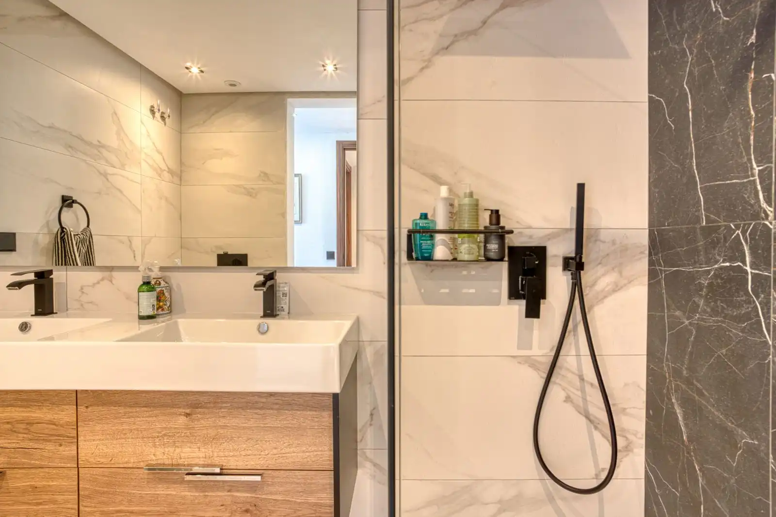 Baño de Apartamento en venta en Marbella con Terraza, Trastero y Amueblado