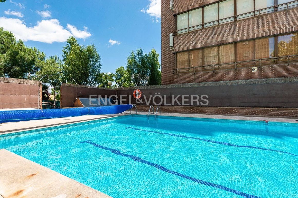 Swimming pool of Apartment to rent in  Madrid Capital  with Air Conditioner, Heating and Parquet flooring