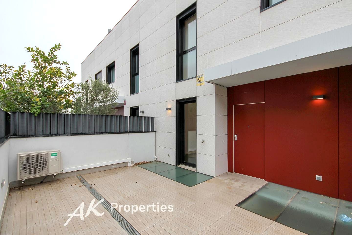 Vista exterior de Casa o xalet en venda en Sant Just Desvern amb Aire condicionat, Jardí privat i Terrassa