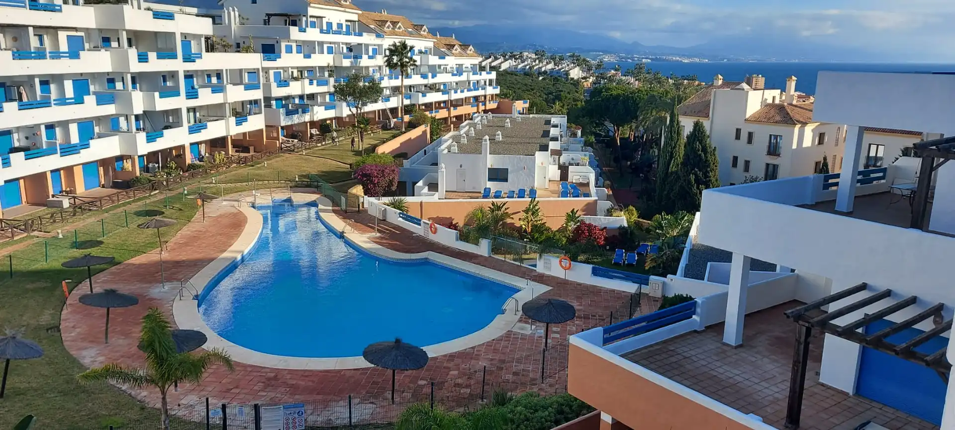 Vista exterior de Apartament en venda en Manilva amb Piscina