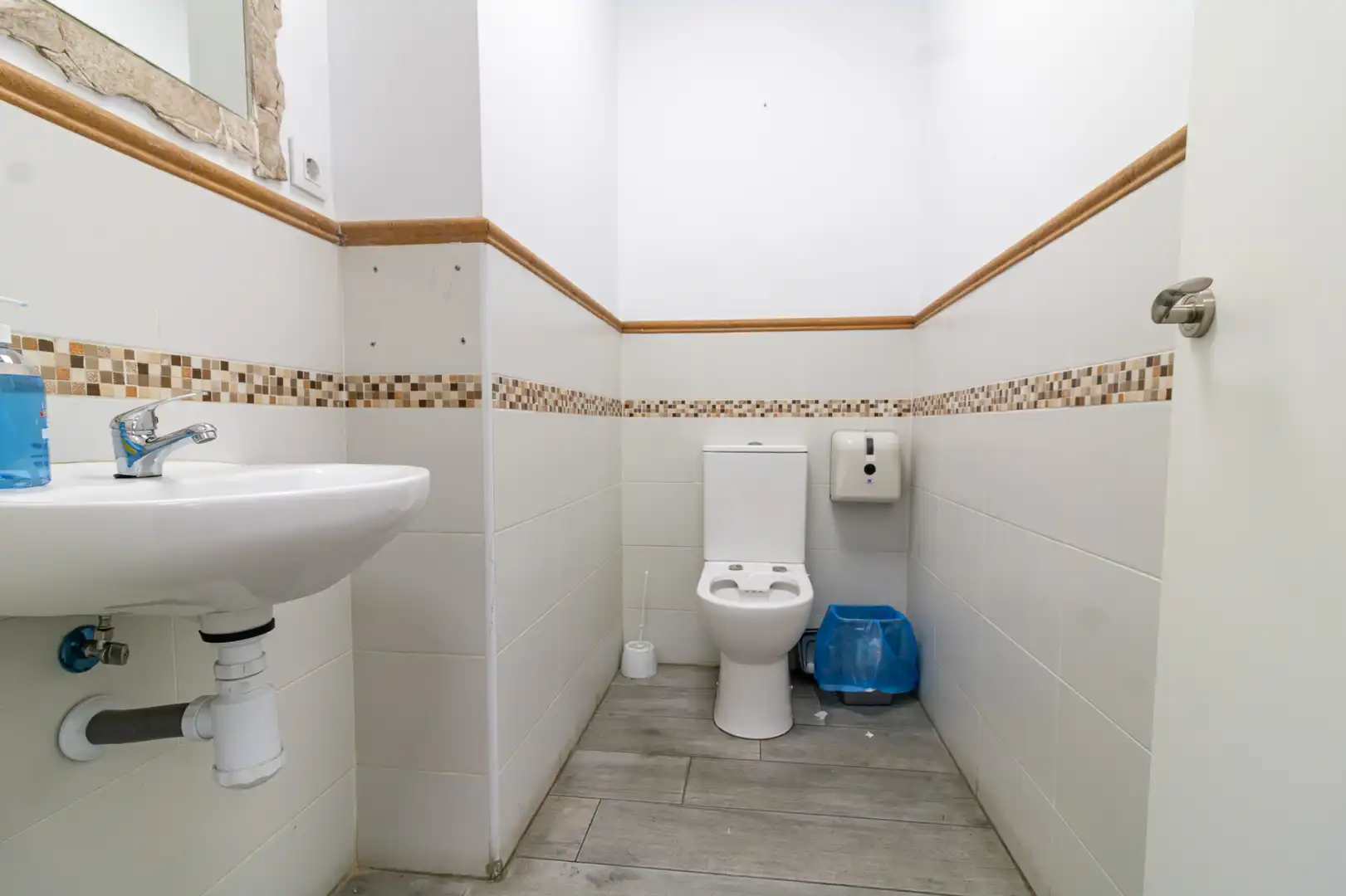 Badezimmer von Geschaftsraum zur Miete in Sevilla mit Klimaanlage und Heizung
