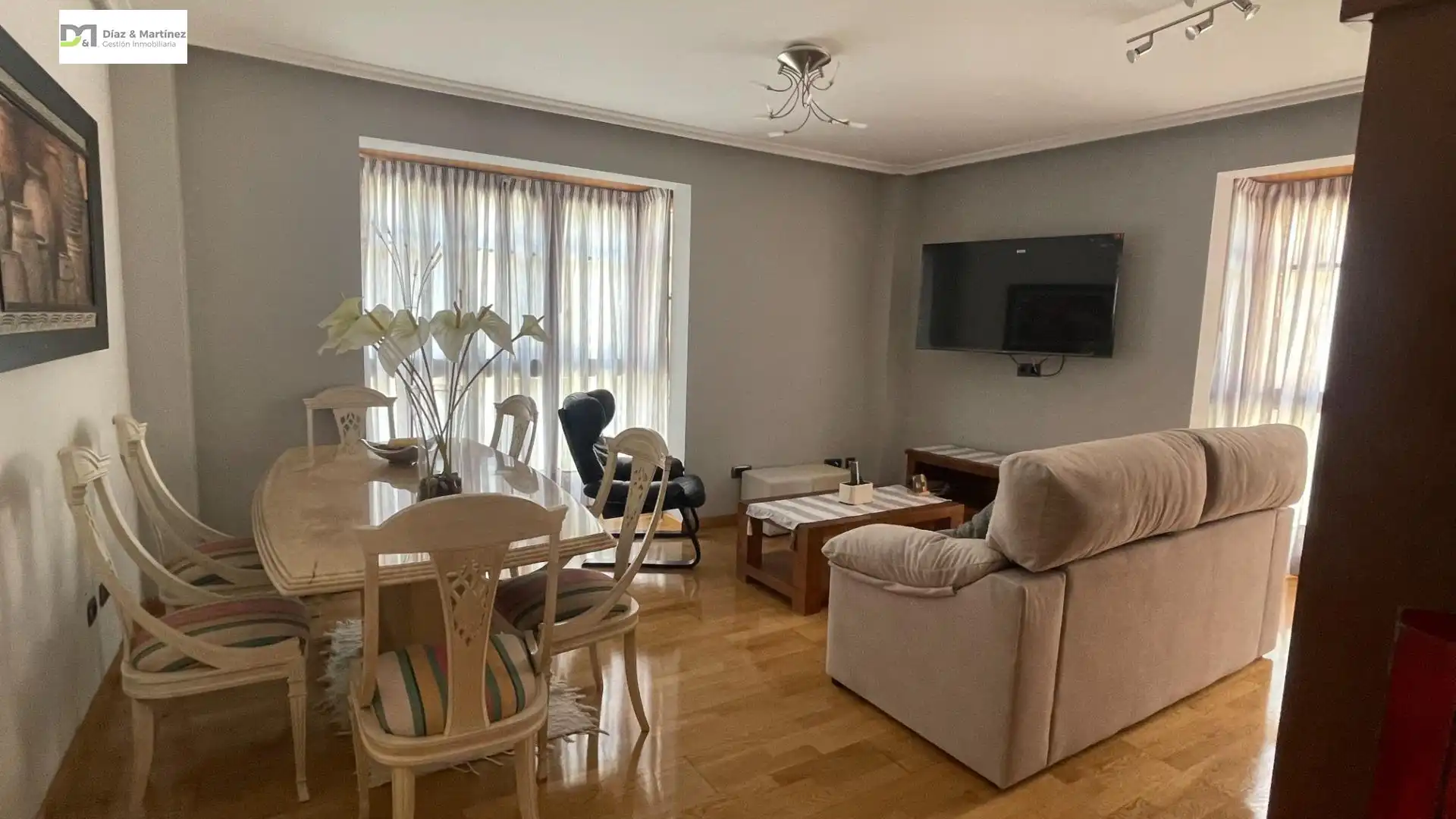 Sala d'estar de Apartament de lloguer en León Capital  amb Calefacció, Parquet i Moblat