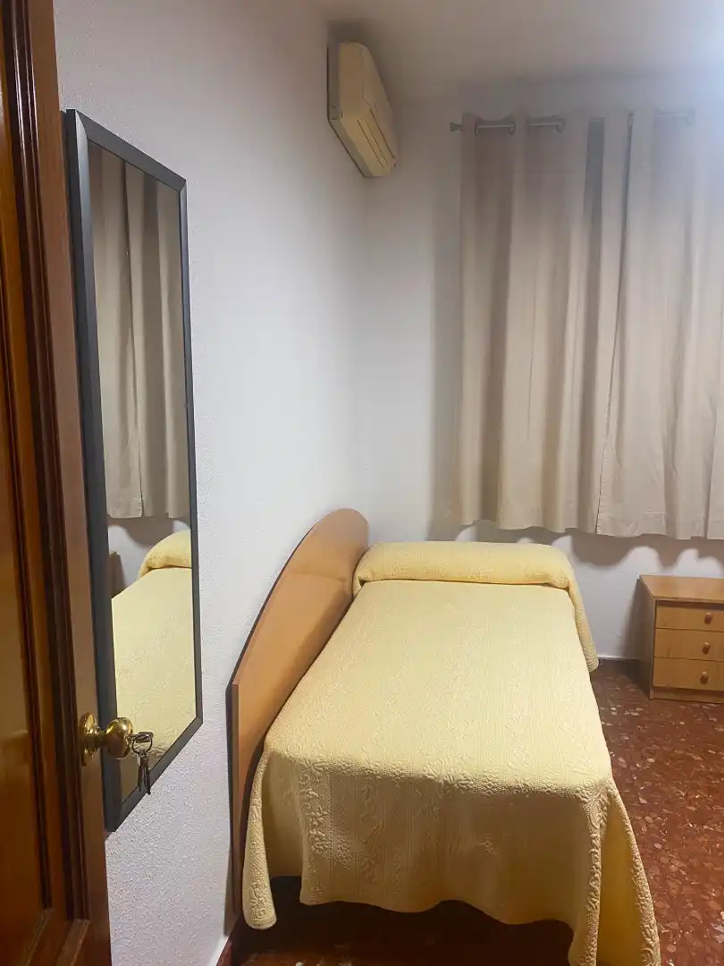 Dormitori de Pis de lloguer en Málaga amb Aire condicionat, Terrassa i Moblat