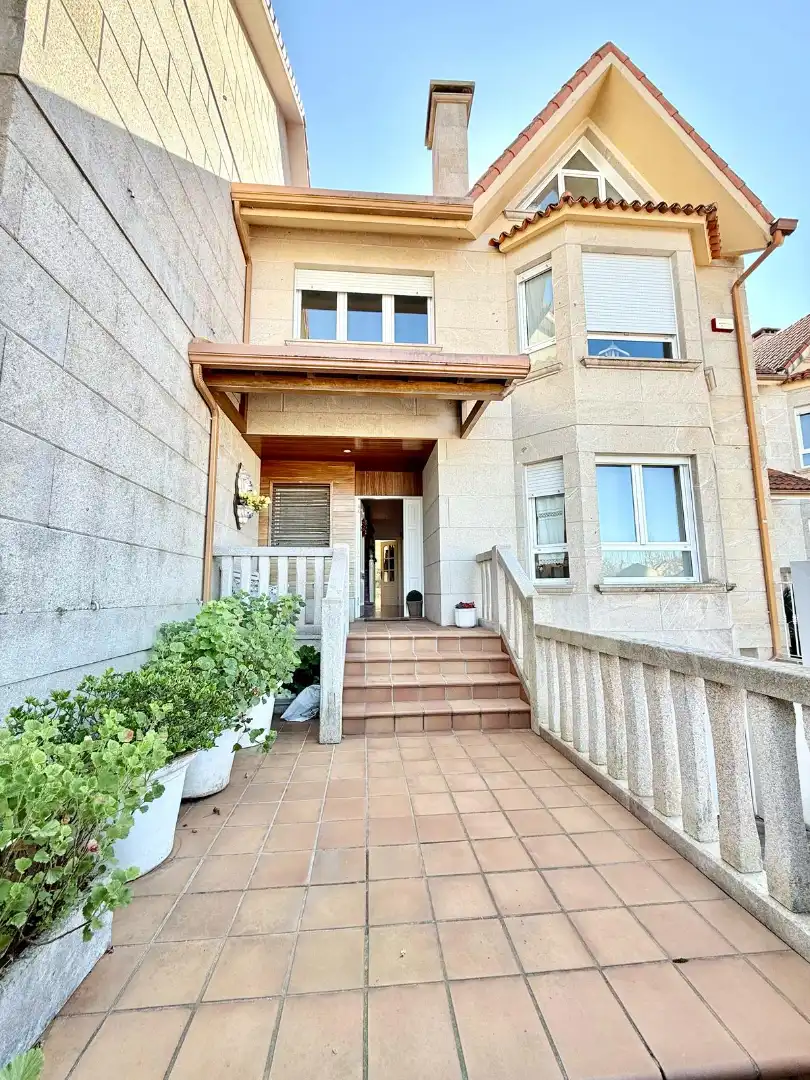Vista exterior de Casa adosada en venda en Vigo  amb Calefacció, Jardí privat i Parquet