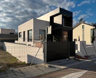 Vista exterior de Casa o xalet en venda en Villares de la Reina amb Aire condicionat, Calefacció i Jardí privat