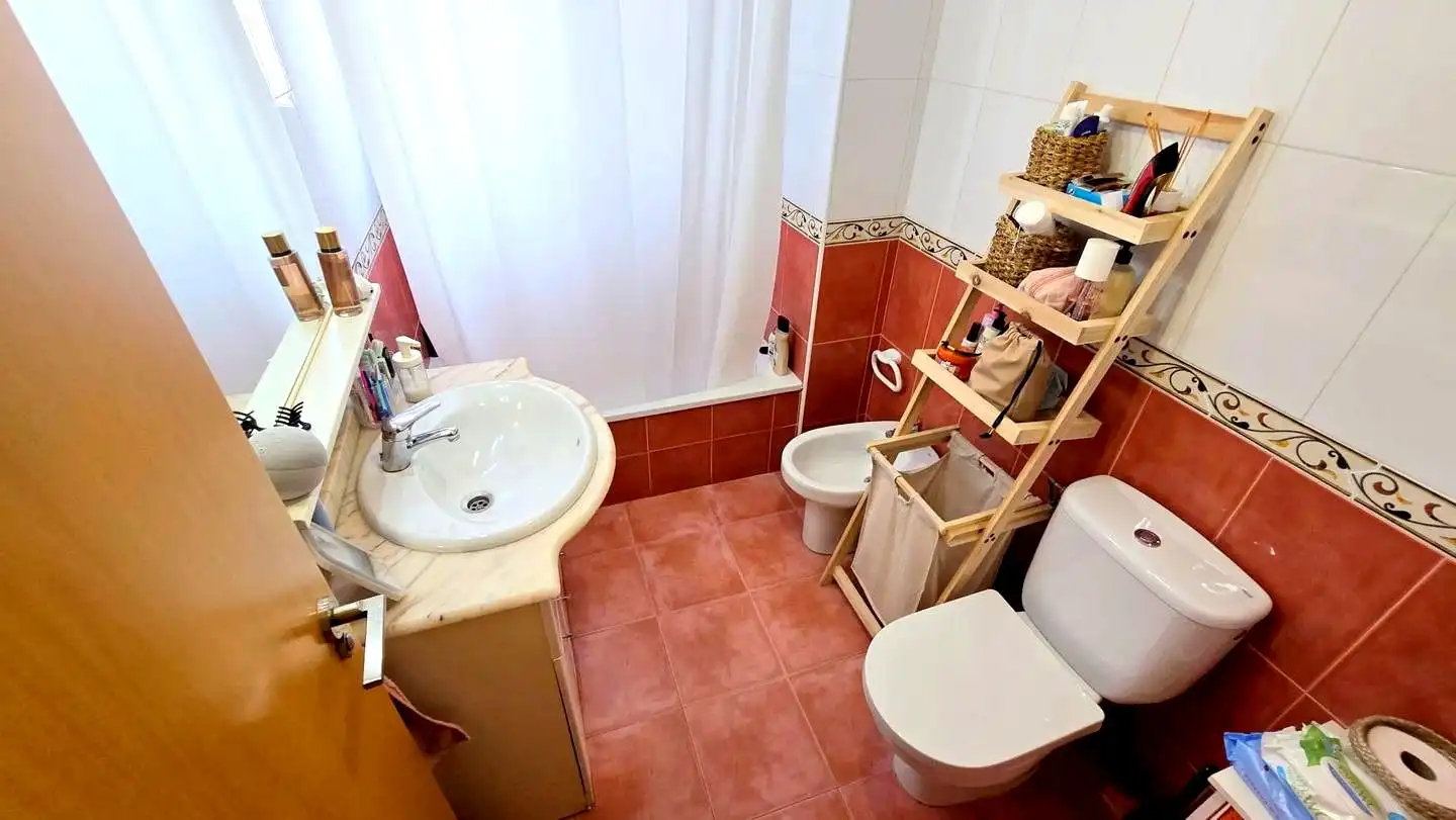 Baño de Apartamento de alquiler en Gandia con Aire acondicionado, Terraza y Piscina comunitaria