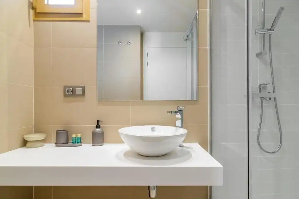 Baño de Piso en venta en Benidorm con Aire acondicionado, Calefacción y Jardín privado