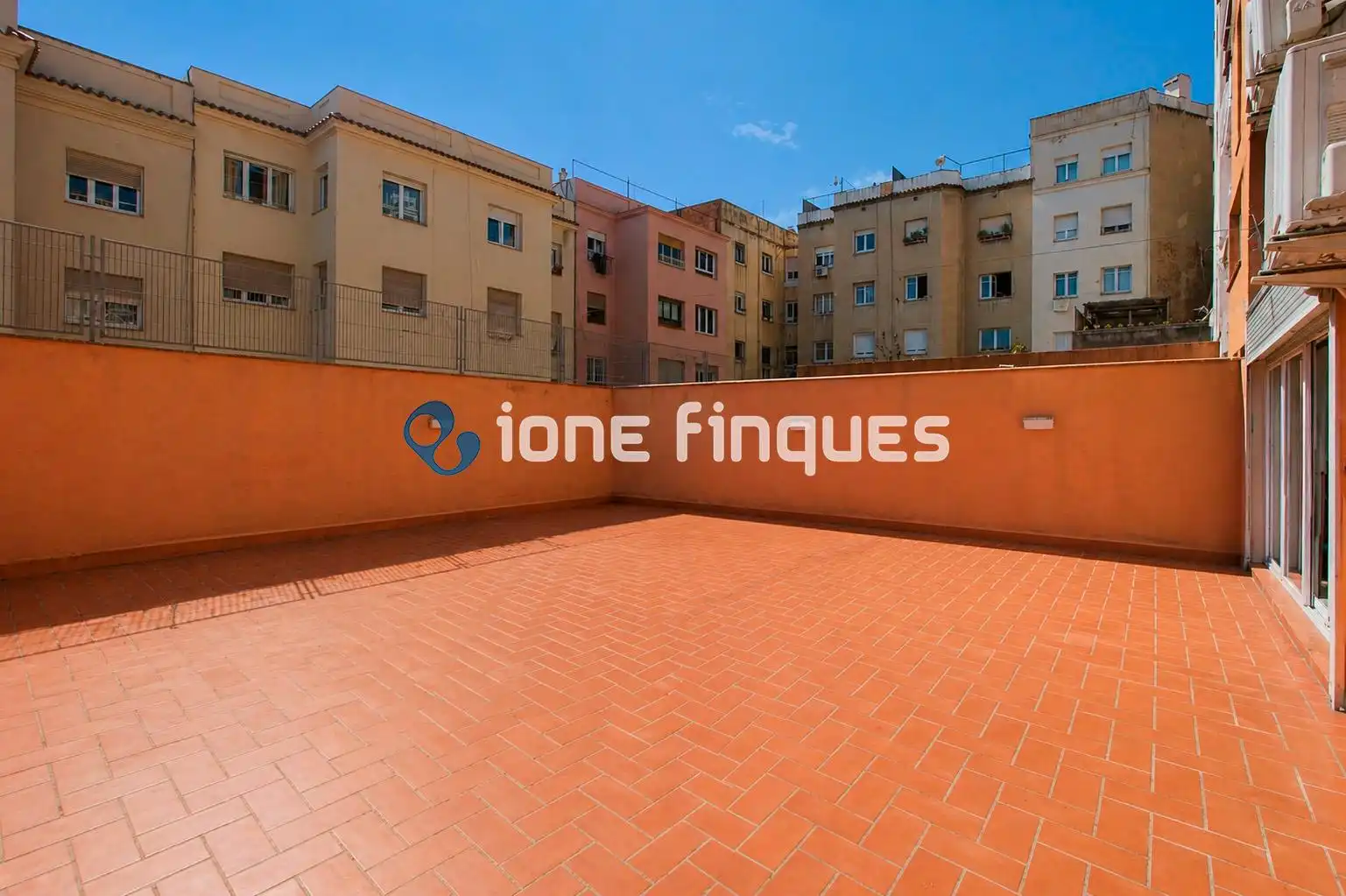 Terrasse von Wohnung zum Verkauf in Barcelona mit Heizung, Privatgarten und Abstellraum