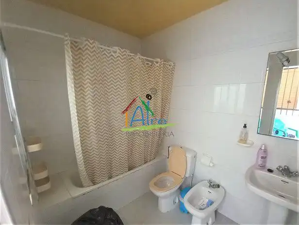 Badezimmer von Einfamilien-Reihenhaus zum Verkauf in Almonte mit Klimaanlage, Terrasse und Abstellraum