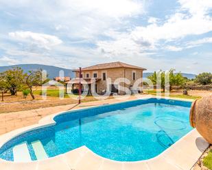 Vista exterior de Casa o xalet en venda en Oliva de Plasencia amb Aire condicionat, Terrassa i Piscina