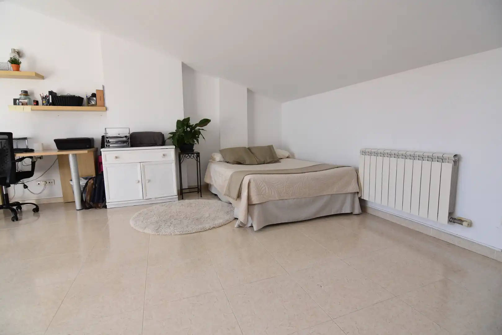 Habitación de Casa adosada en venta en Calella con Aire acondicionado, Calefacción y Jardín privado
