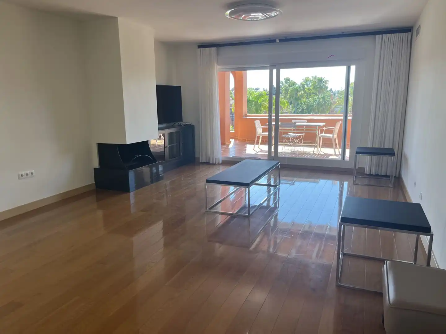 Wohnzimmer von Wohnung zum Verkauf in Estepona mit Klimaanlage, Heizung und Privatgarten