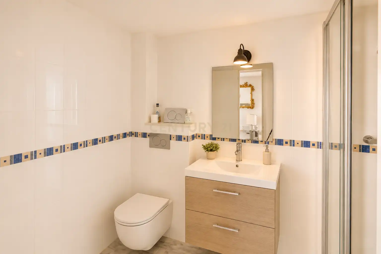 Badezimmer von Einfamilien-Reihenhaus zum Verkauf in Sant Josep de sa Talaia mit Klimaanlage, Privatgarten und Abstellraum