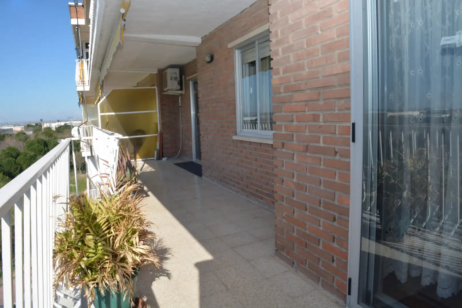 Vista exterior de Pis en venda en Alcalá de Henares amb Calefacció, Terrassa i Piscina